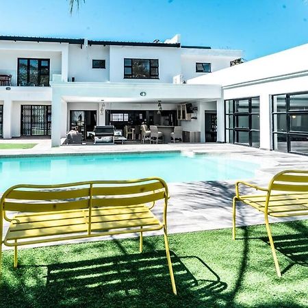 Private Modern 10 Bdrm Home Tucked Away In Sandton Johannesburg Zewnętrze zdjęcie