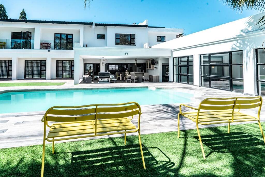Private Modern 10 Bdrm Home Tucked Away In Sandton Johannesburg Zewnętrze zdjęcie