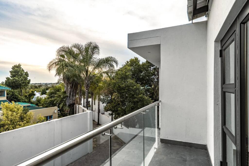 Private Modern 10 Bdrm Home Tucked Away In Sandton Johannesburg Zewnętrze zdjęcie