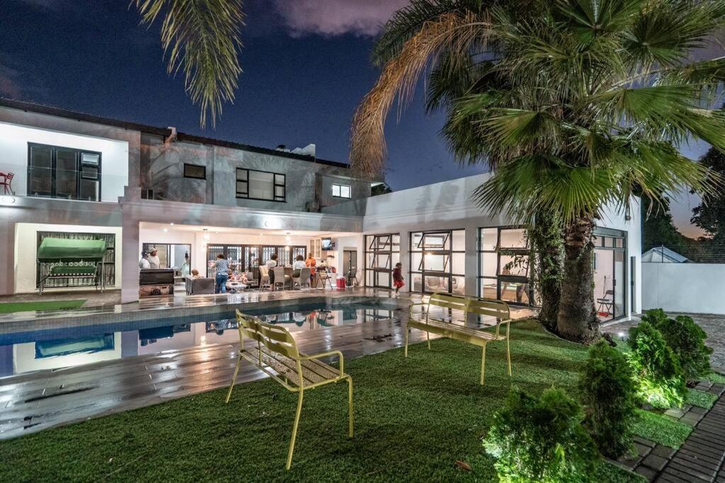Private Modern 10 Bdrm Home Tucked Away In Sandton Johannesburg Zewnętrze zdjęcie