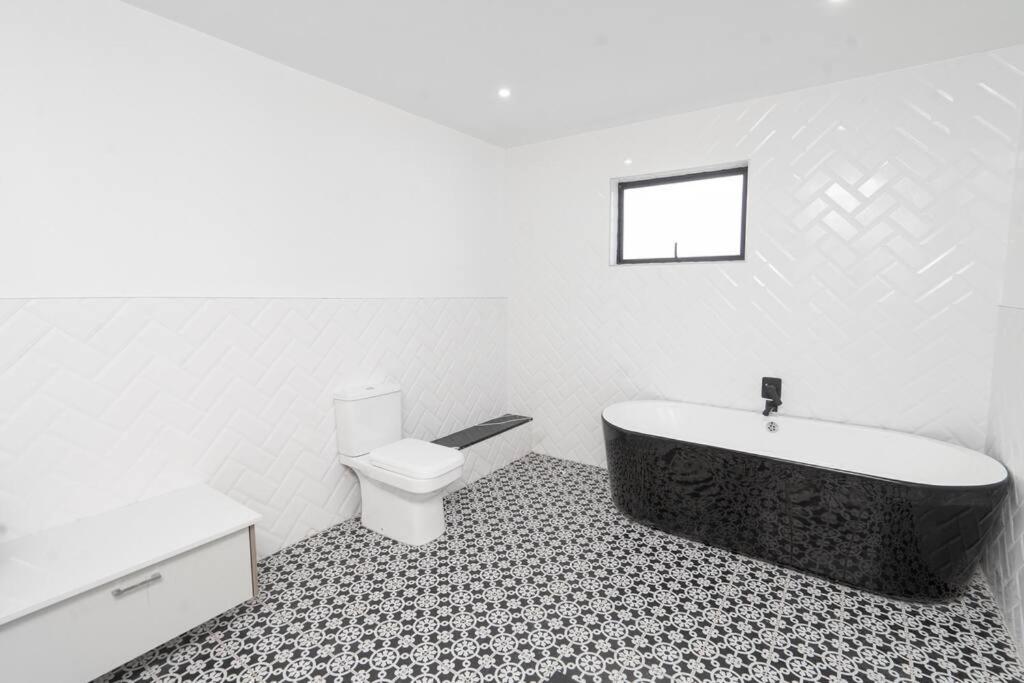 Private Modern 10 Bdrm Home Tucked Away In Sandton Johannesburg Zewnętrze zdjęcie