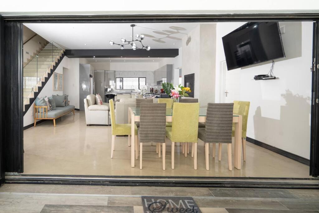 Private Modern 10 Bdrm Home Tucked Away In Sandton Johannesburg Zewnętrze zdjęcie