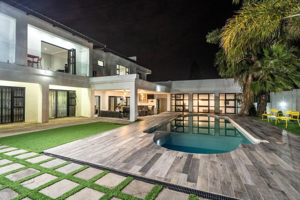 Private Modern 10 Bdrm Home Tucked Away In Sandton Johannesburg Zewnętrze zdjęcie