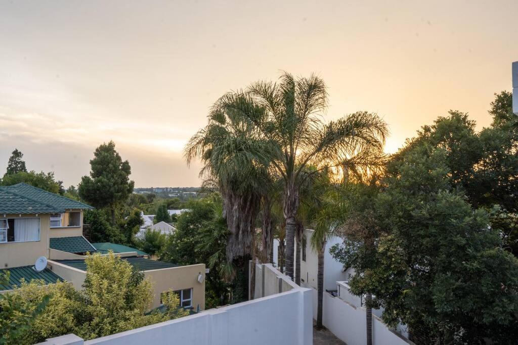 Private Modern 10 Bdrm Home Tucked Away In Sandton Johannesburg Zewnętrze zdjęcie