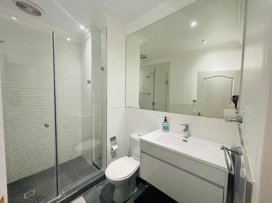 Private Modern 10 Bdrm Home Tucked Away In Sandton Johannesburg Zewnętrze zdjęcie