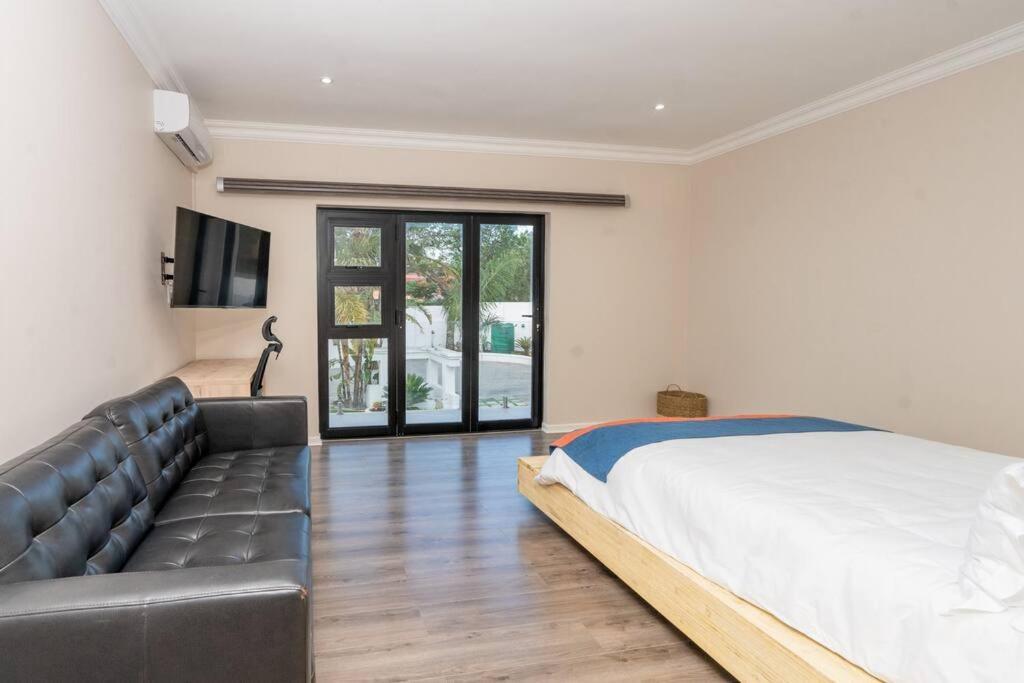 Private Modern 10 Bdrm Home Tucked Away In Sandton Johannesburg Zewnętrze zdjęcie
